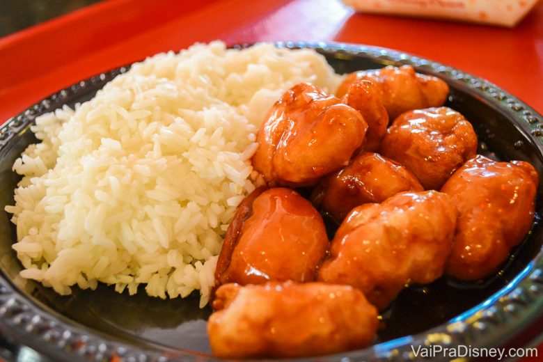 Comidas na Disney - Franguinho com molho de laranja. Acompanhado daquele arroz chinês empapado mas que a gente adora.