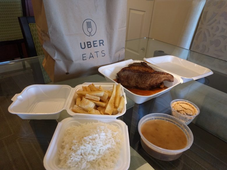 Comida brasileira deliciosa que eu pedi no UberEATS.