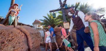 Foto dos visitantes acompanhados de um guia em frente à atração da Ariel no Magic Kingdom, durante um dos tours especiais que eles oferecem.