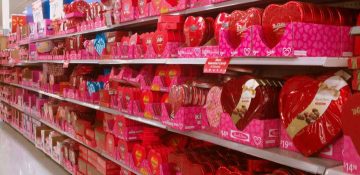 Lojas forradas de produtos para o dia dos namorados nos EUA, que acontece em Fevereiro. Foto de uma loja com decoração especial do Dia dos Namorados, com diversas caixas vermelhas e cor-de-rosa.