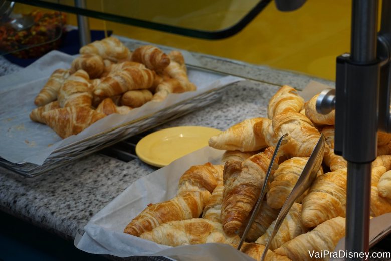 Croissants no buffet do Chef Mickey's