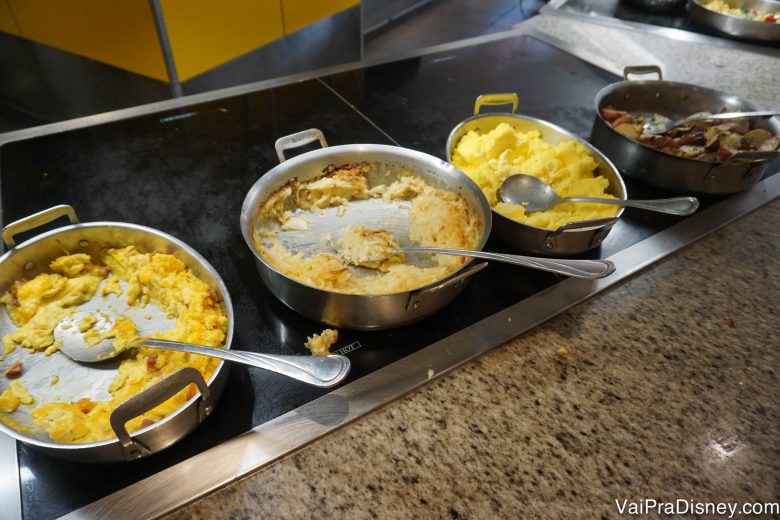 Ovos e batatas no buffet do Chef Mickey's