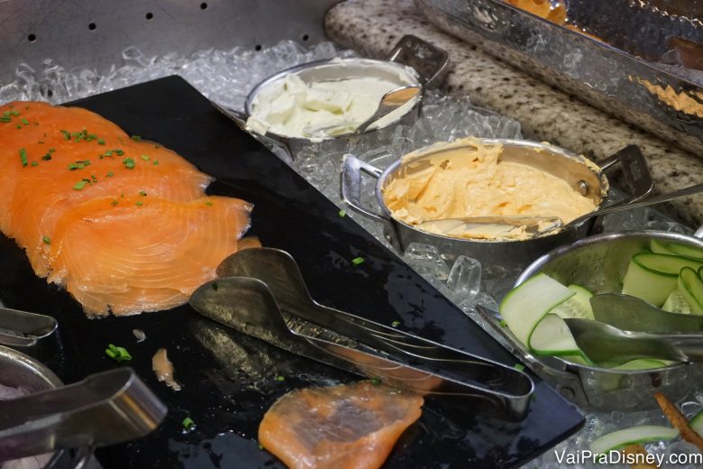 Salmão defumado no buffet, com pepino e cream cheese ao lado 