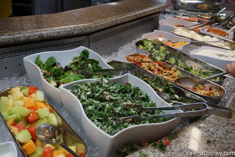 Frutas e salada no buffet do Chef Mickey's