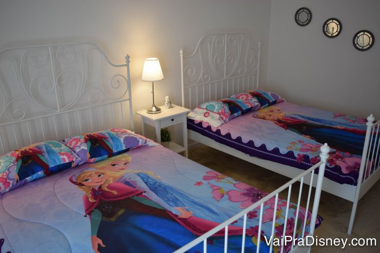 Muitas casas de aluguel criam um clima Disney decorando os quartos. A nossa tinha quarto de Frozen e.... Foto de duas camas de casal com lençóis de Frozen 