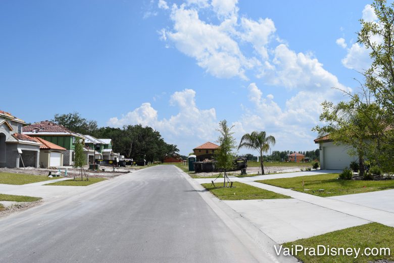 Várias casas em construção quando ficamos ali. Foto de diversas casas em construção e a rua central no condomínio da casa alugada. 