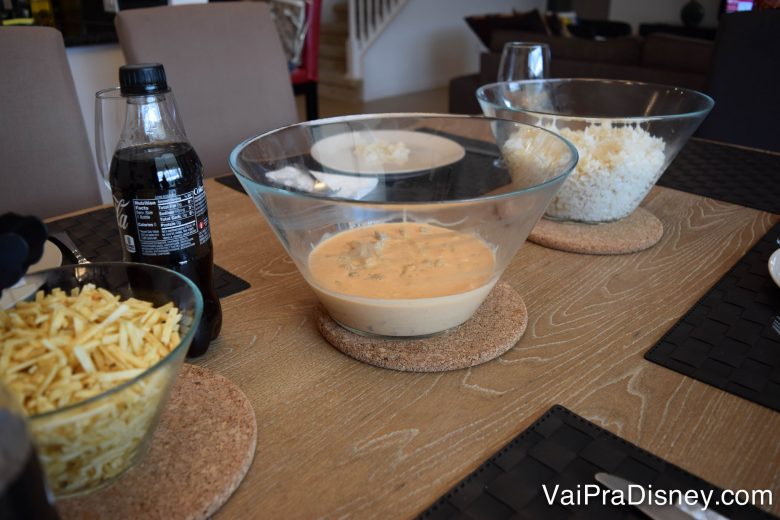 No fim, aos trancos e barrancos, dá tudo certo! Almocinho com cara de Brasil. Foto de uma mesa posta com vasilhas de arroz, strogonoff e batata palha. 