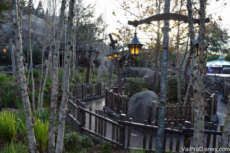 Foto da fila externa da Seven Dwarfs Mine Train, vazia devido ao Early Morning Magic. 