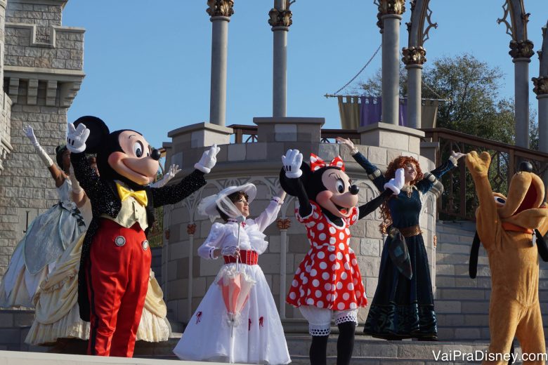 Foto dos personagens Mickey, Minnie, Mary Poppins, Merida e Pluto no show de abertura do Magic Kingdom no castelo.