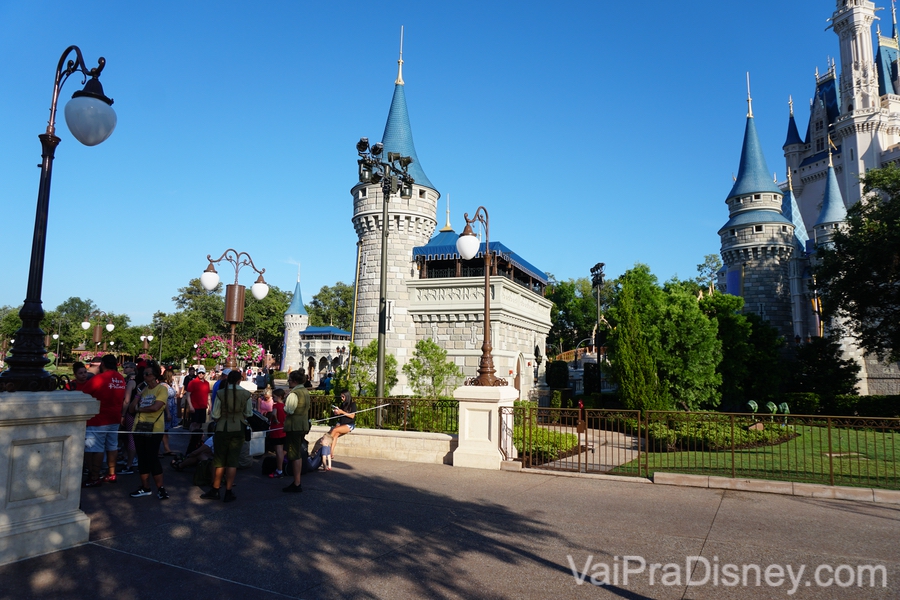 Foto das cordas na entrada do parque perto da hora de abertura, com muitos visitantes atrás. A Main Street ainda está vazia devido ao Early Morning Magic