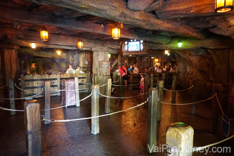 Foto da fila interna da Seven Dwarfs Mine Train, praticamente vazia devido ao Early Morning Magic