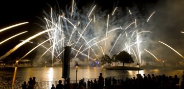 Foto do show de fogos do Epcot, sobre o lago, tirada da área VIP do IllumiNations Dessert Party