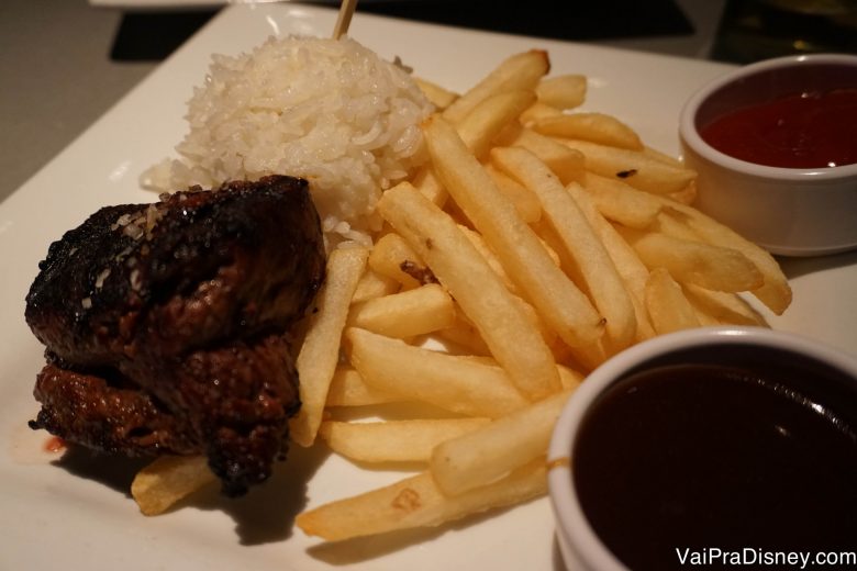 Foto do prato com carne com arroz e batata frita 