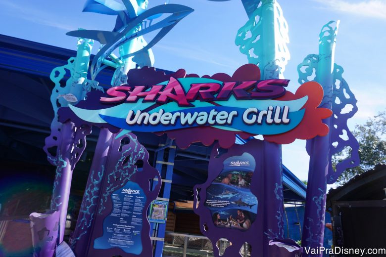 Foto da placa azul e rosa do Sharks Underwater Grill 