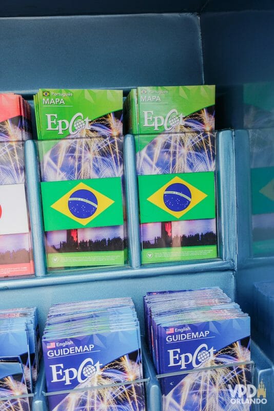 Foto dos mapas em português do Epcot, que tem bandeiras do Brasil na capa. 