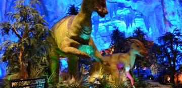 Foto dos dinossauros que fazem parte do T-Rex, restaurante temático muito divertido na Disney!