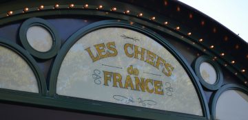 Placa do restaurante Les Chefs de France, que fica no pavilhão da França no Epcot.