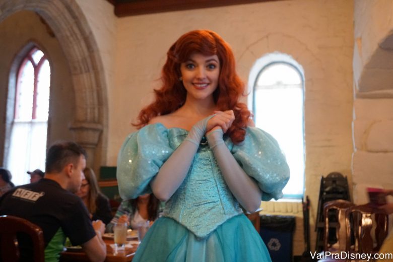 Foto da Ariel posando pra a câmera na refeição com as princesas do Akershus 