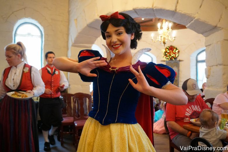 Foto da Branca de Neve posando pra a câmera na refeição com as princesas do Akershus 