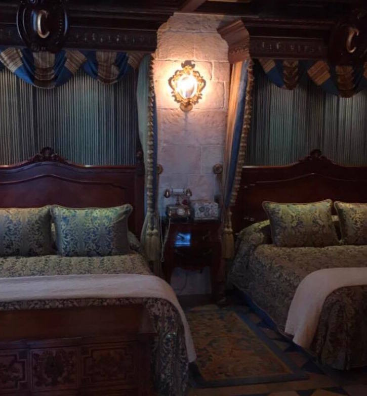 Como é a suíte do castelo da Cinderela no Magic Kingdom. Foto das duas camas de outro ângulo. 