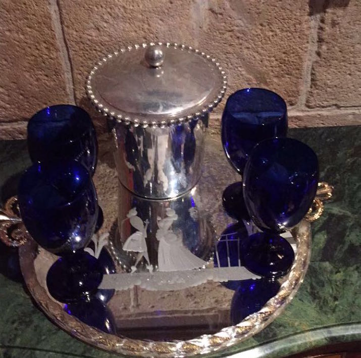 Como é a suíte do castelo da Cinderela no Magic Kingdom. Foto de uma bandeja com taças azuis e um pote de prata