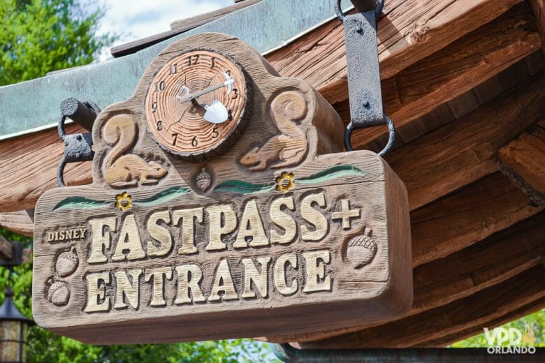 Antiga placa de Fastpass+ da atração Seven Dwarf Mine Train