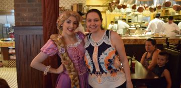 Foto da Renata ao lado da Rapunzel no Bon Voyage Breakfast da Trattoria al Forno