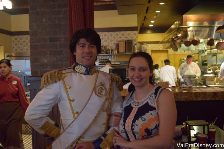 Foto da Renata ao lado do Príncipe Eric no Bon Voyage Breakfast da Trattoria al Forno 