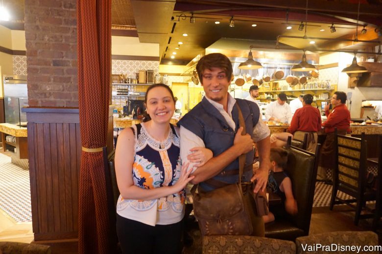 Foto da Renata ao lado do Flynn Ryder no Bon Voyage Breakfast da Trattoria al Forno 