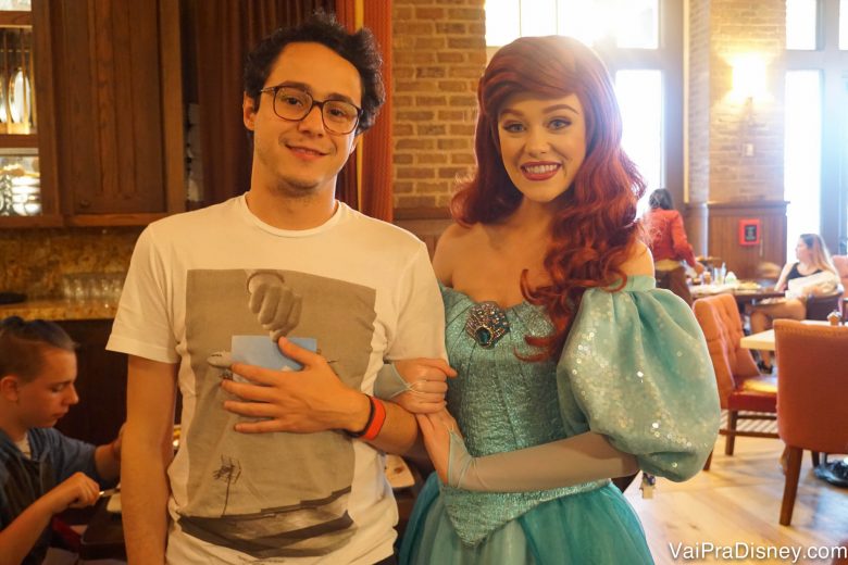 Foto do Henrique ao lado da Ariel no Bon Voyage Breakfast da Trattoria al Forno 