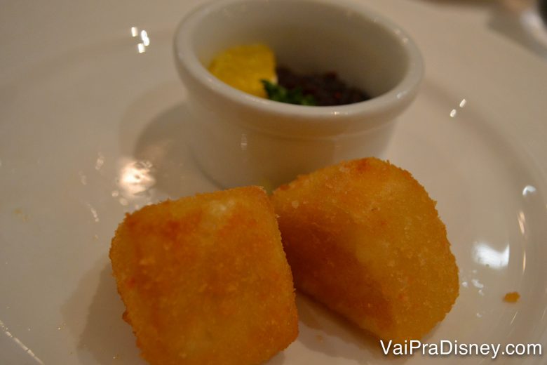 Entrada de Brie a milanesa do Royal Palace. Se você quiser pode pedir pra repetir quantas vezes quiser, porque também está tudo pago.