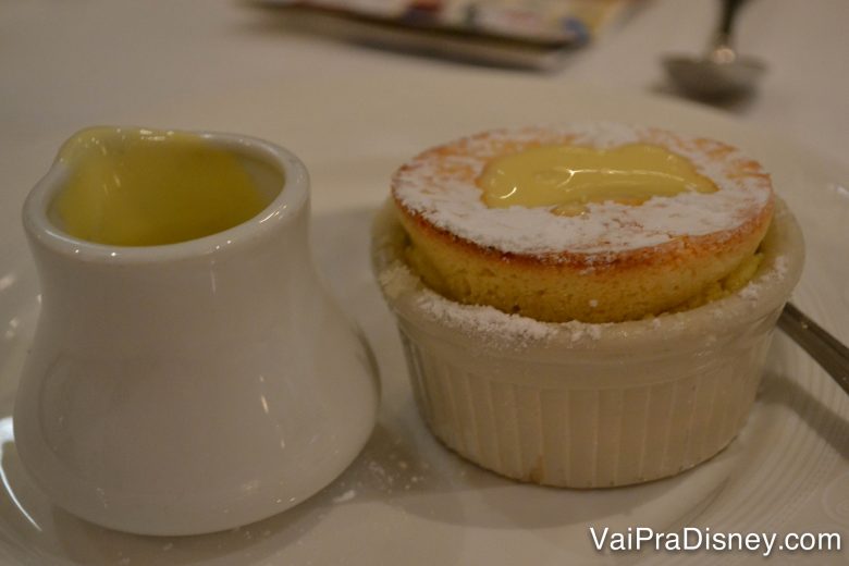 Foto do souffle de Grand Marnier na sobremesa do Royal Palace, no Disney Dream 