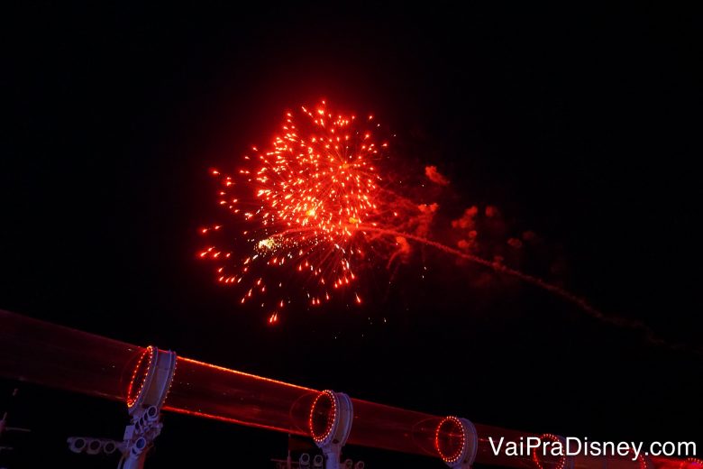 Foto do show de fogos no meio do mar do cruzeiro, durante a festa pirata 