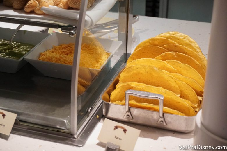 Foto da estação do buffet do Cabana's para montar seu próprio taco 