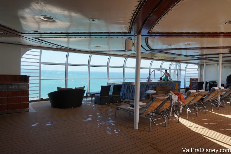 Foto das espreguiçadeiras com vista para o mar onde os visitantes podem ficar relaxando 