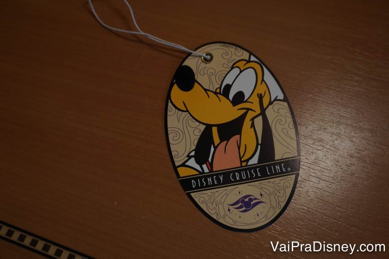 Foto da tag de mala da Disney Cruise Line com o Pluto 