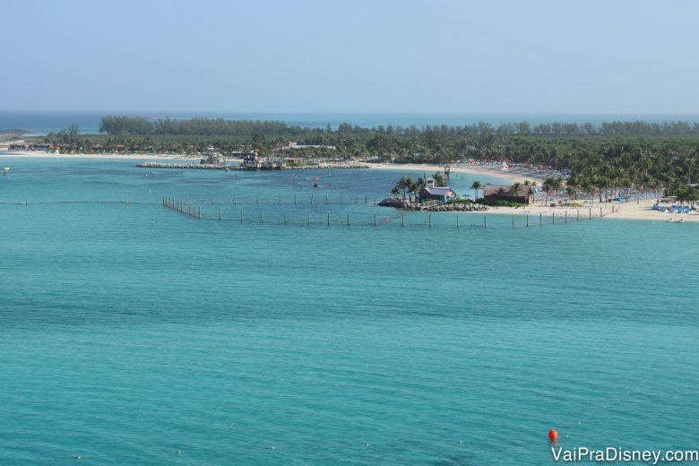 Foto da ilha da Disney nas Bahamas, Castaway Cay, de longe, mostrando a areia clara e o mar azul-turquesa