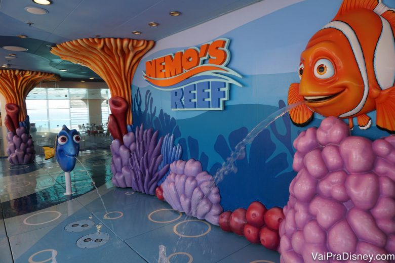 Foto do playground molhado do navio, o Nemo's Reef 