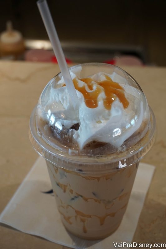 Foto do café gelado e com caramelo e chantilly da Renata no Cove Cafe 