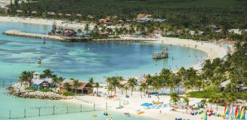 Foto da ilha da Disney nas Bahamas, Castaway Cay, de longe, mostrando a areia clara e o mar azul-turquesa