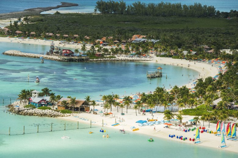 Foto da ilha da Disney nas Bahamas, Castaway Cay, de longe, mostrando a areia clara e o mar azul-turquesa