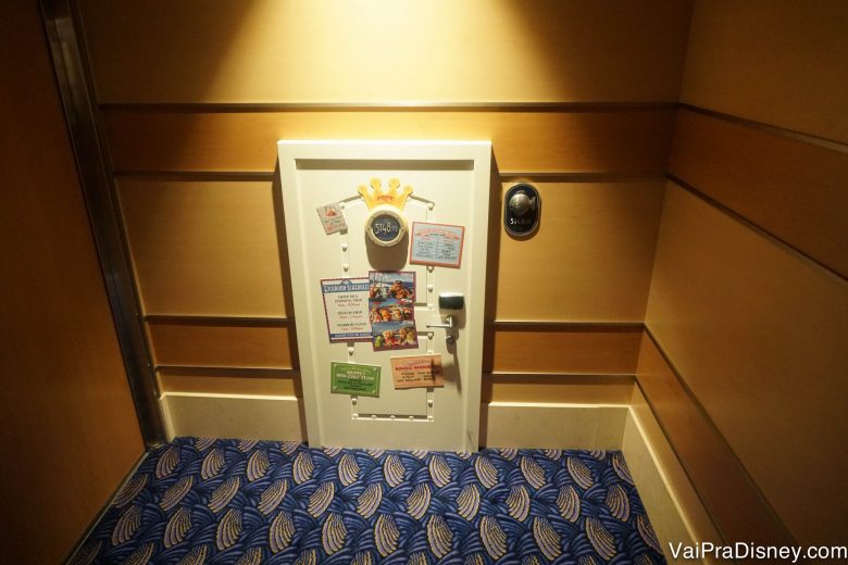 Foto do detalhe de uma micro-porta perto dos clubes infantis.