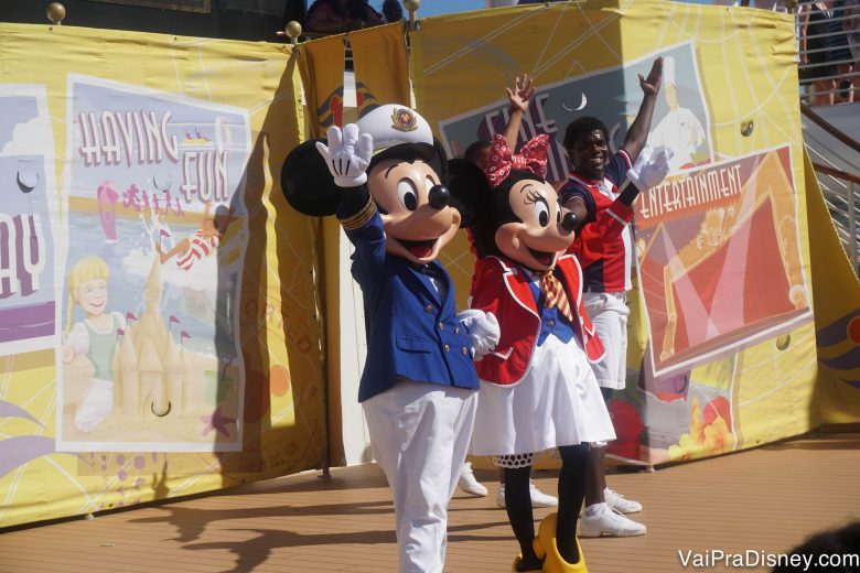 Foto do Mickey e da Minnie no Sailing Away, show que marca o início do cruzeiro 