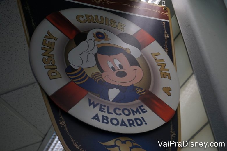 Foto da placa com o Mickey vestido de capitão dando boas vindas aos visitantes do cruzeiro no porto 