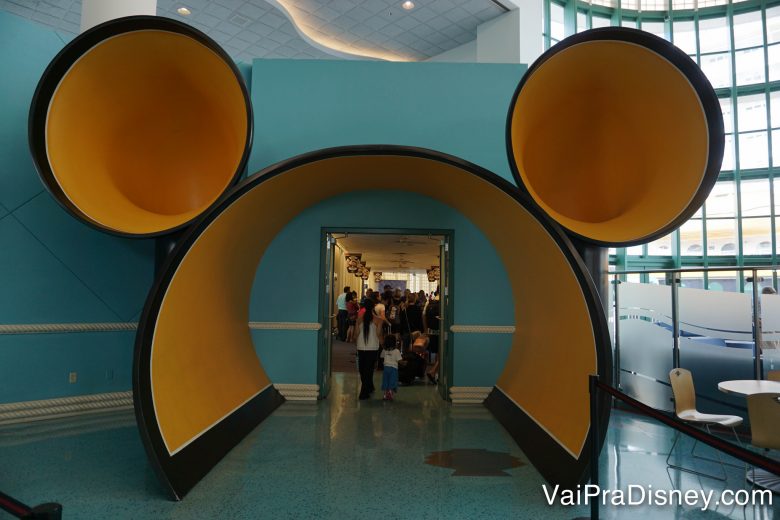 O túnel para a felicidade em Porto Canaveral! Dali, direto para o navio! Foto da entrada do local de embarque pro navio da Disney em Porto Canaveral, que é um portal amarelo em formato de Mickey 