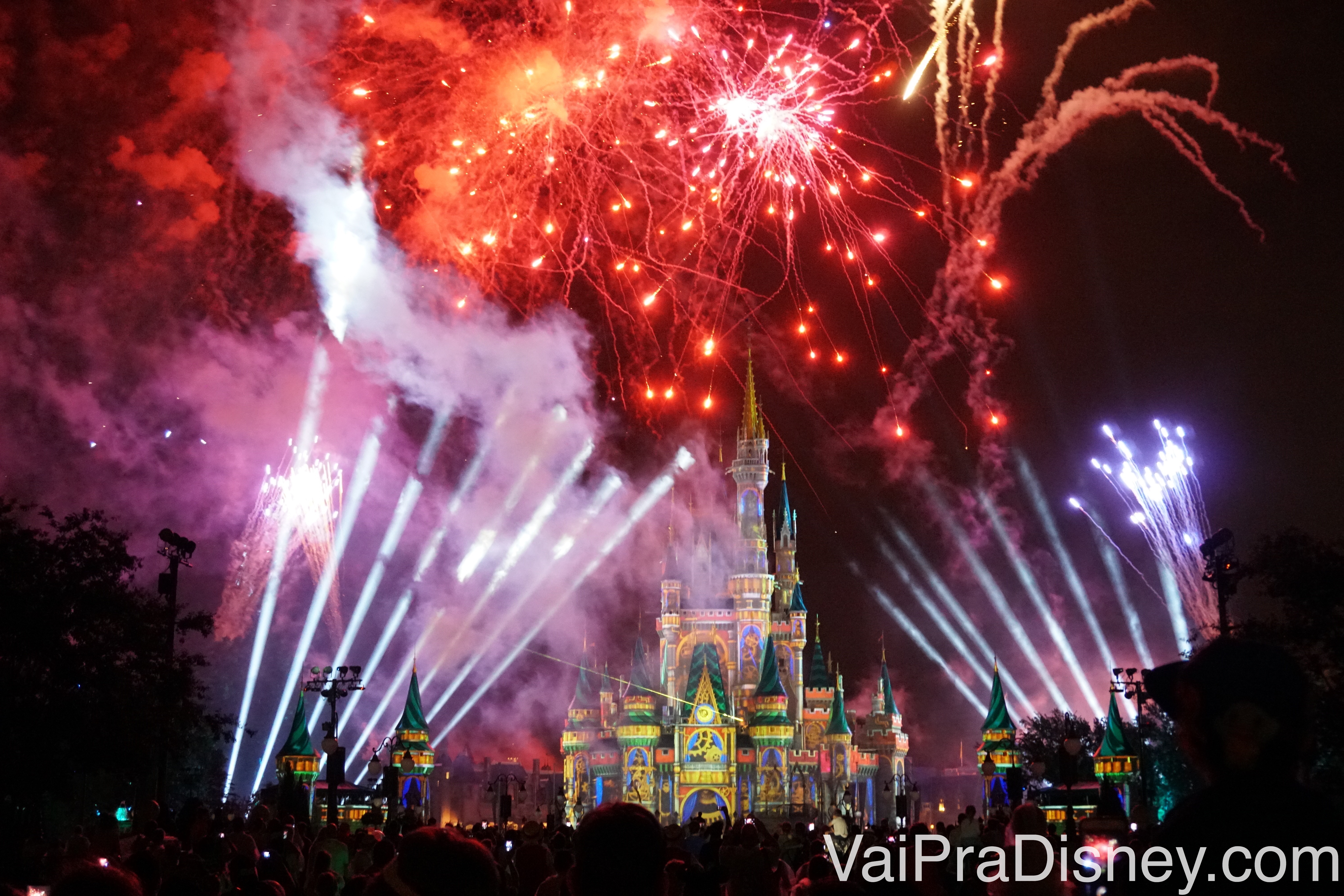 Foto do show de fogos e projeções no castelo do Magic Kingdom 