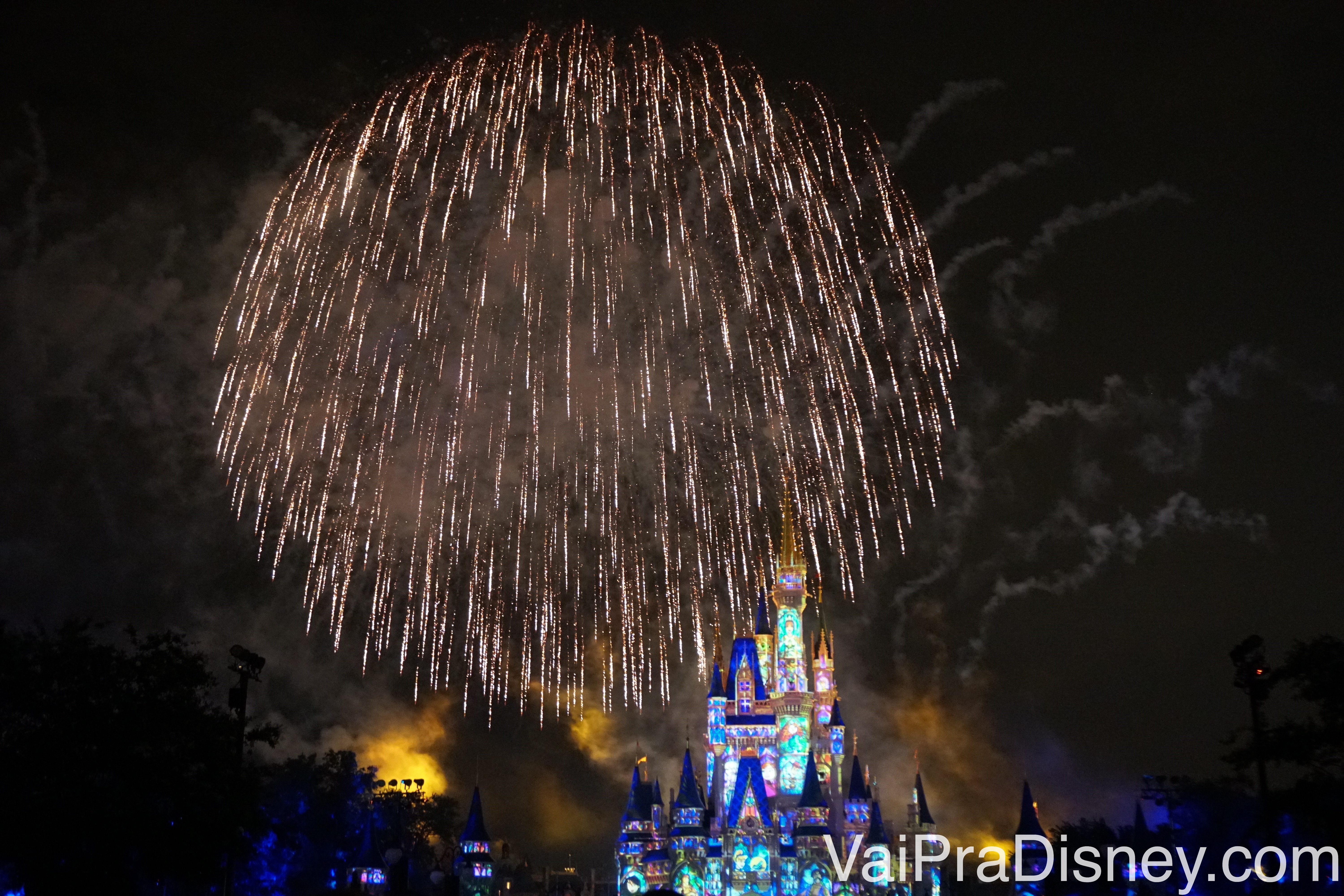 Alguns dos fogos do Wishes ainda estão presentes. Foto do castelo com os fogos ao redor 