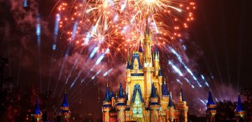 Foto do castelo da Cinderela com fogos de artifício ao redor durante o show Happily Ever After no Magic Kingdom