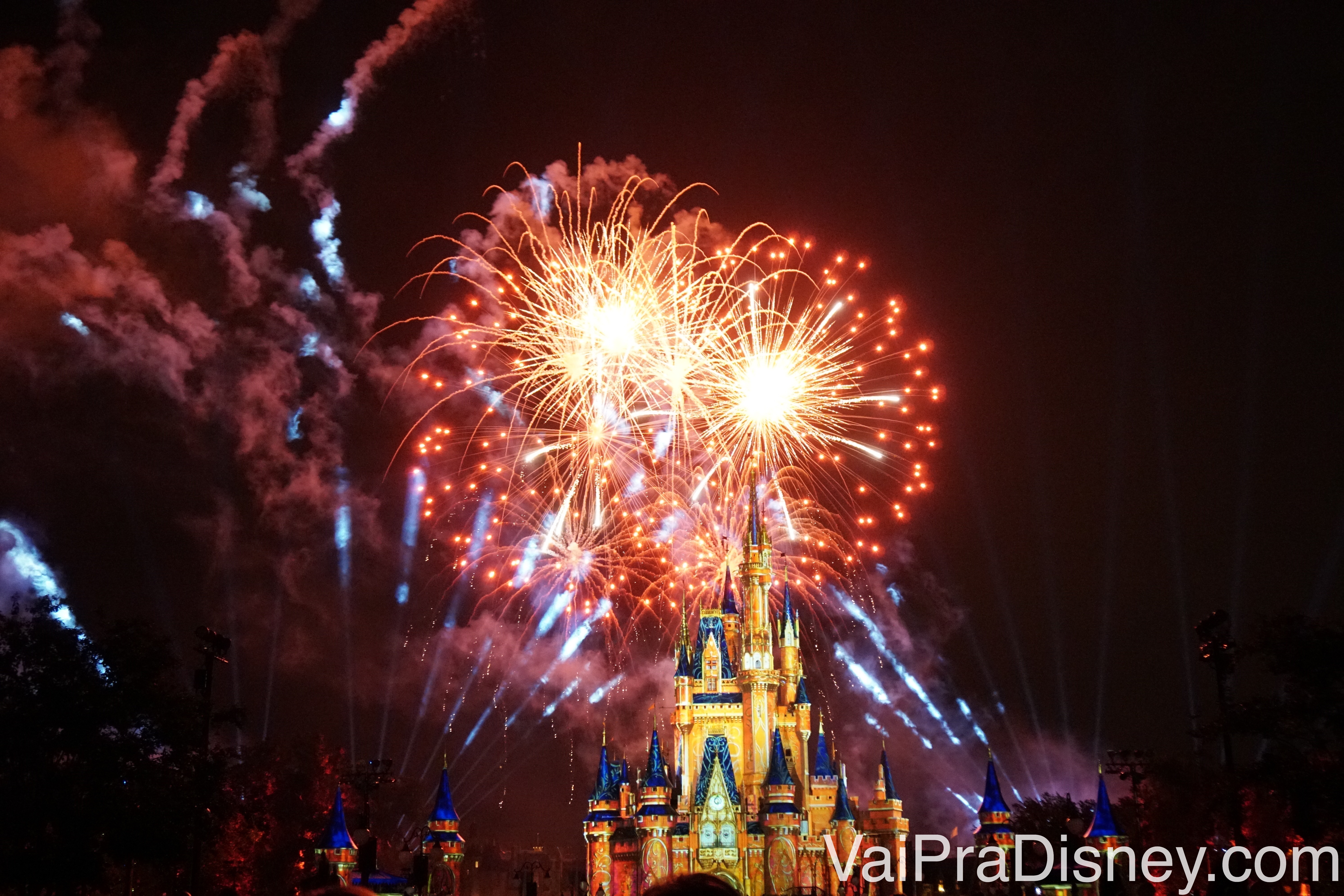 Foto do castelo da Cinderela com fogos de artifício ao redor durante o show Happily Ever After no Magic Kingdom 