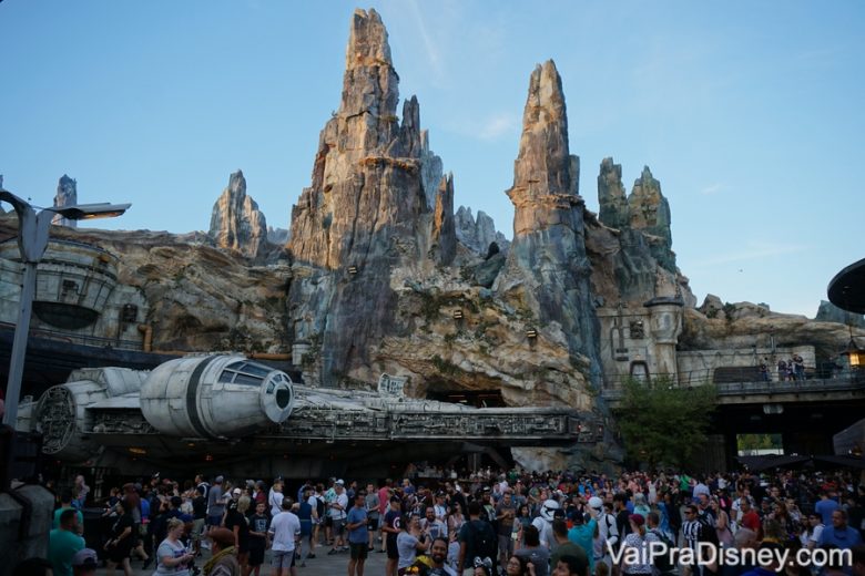 Foto da Millenium Falcon com muitos visitantes à sua volta na Star Wars Galaxy's Edge